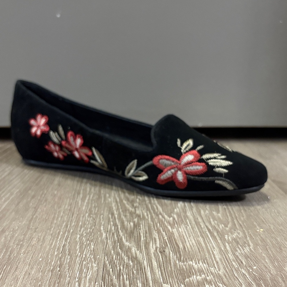 NWOT AEROSOLES Black Loafers with Pink/Red Flower Embroidery